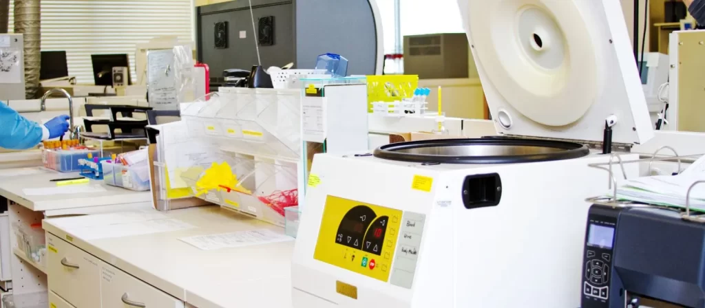 8 Dicas para economizar em comprar Material de Laboratório