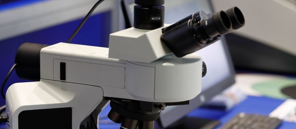 O que é um Microscópio Trinocular- Guia do Comprador