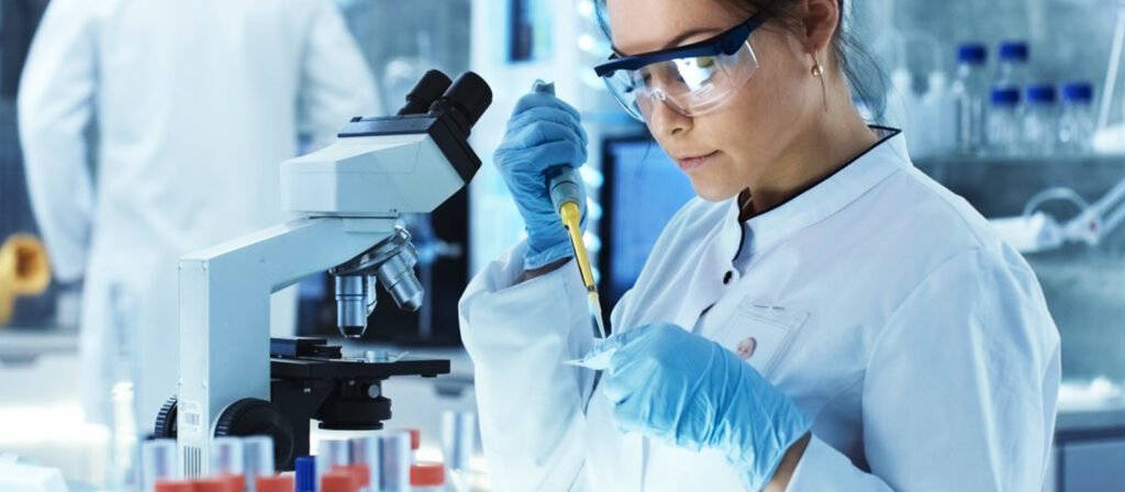 Como é o Funcionamento de Um Microscópio