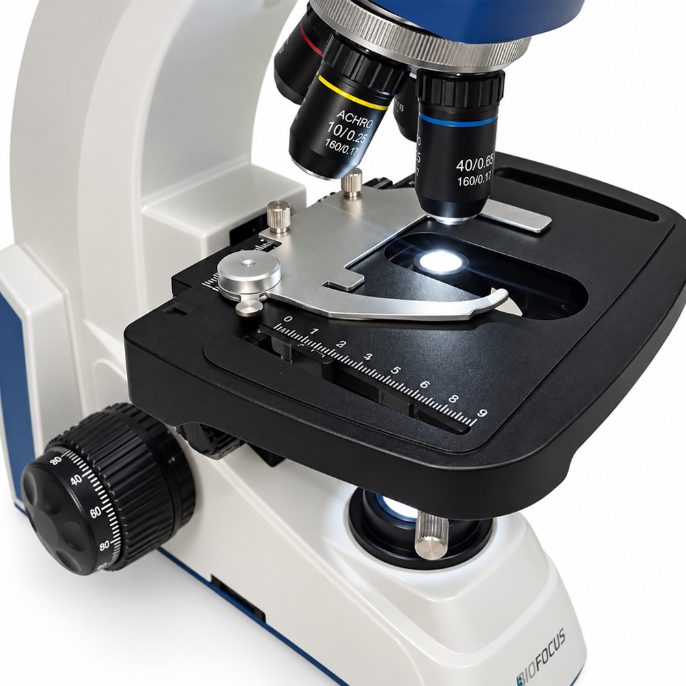 Microscopio Biologico Binocular BLUE1600BA L BAT 11 Microscópio Biológico Binocular - 4 Objetivas Acromáticas - Aumento de até 1600X - Modelo BLUE1600BA-L-BAT - BIOFOCUS - Imagem 10